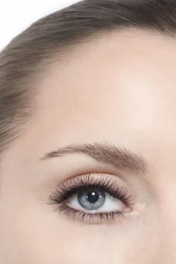 DIE ALL-IN-ONE-MASCARA: VOLUMEN, LÄNGE, SCHWUNG UND DEFINITION SCHWARZ Mascara·Mascara