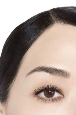 DIE ALL-IN-ONE-MASCARA: VOLUMEN, LÄNGE, SCHWUNG UND DEFINITION SCHWARZ Mascara·Mascara